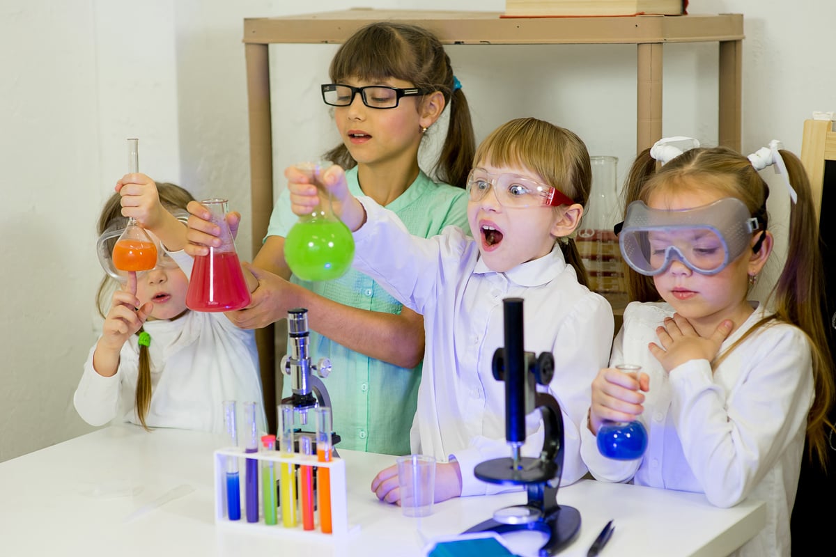 kids making science experiments